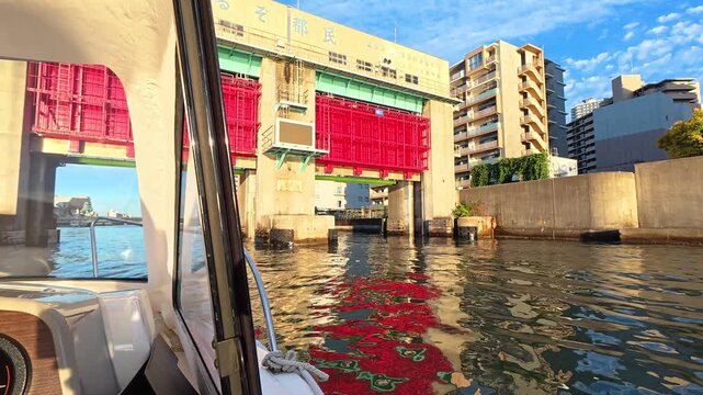 小型船舶・海上映像　東京お台場　埋立地と水路　水門・防災施設・津波対策
