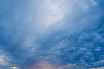 秋の夕暮れに輝く曇り空45