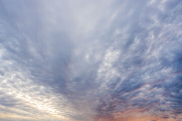 秋の夕暮れに輝く曇り空53