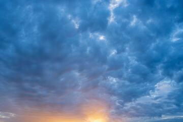 秋の夕暮れに輝く曇り空63