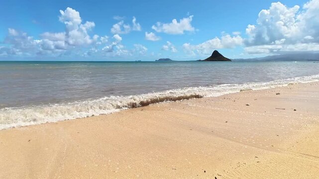 Oahu, Hawaii &ndash; Chinaman&rsquo;s Hat (Mokoliʻi Island) Scenic Static Shot