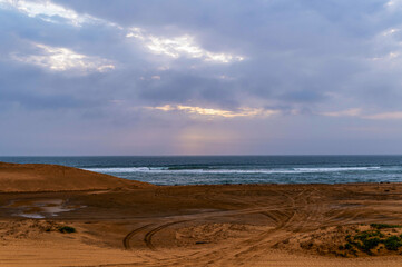 Coucher de soleil au bord de l'océan atlantique en Namibie