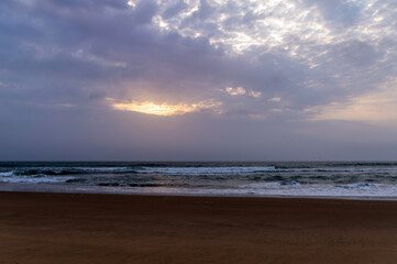 Coucher de soleil au bord de l'océan atlantique en Namibie