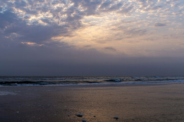 Coucher de soleil au bord de l'océan atlantique en Namibie