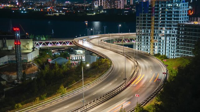 Timelapse of the evening rush hour in Nizhny Novgorod on the Metro Bridge and the construction of a house on the Chernigovskaya Embankment
