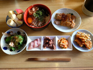 Example of a Japanese cuisine lunch set: Tsukimi Tororo Soba and Teriyaki Chicken combination menu (includes appetizer plate and dessert) / 和食・日本料理のランチセットの例～月見とろろそばと照り焼きチキンの組み合わせメニュー(前菜小皿とデザート小鉢付き)
