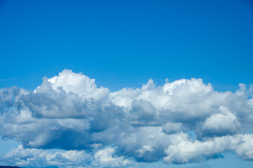 青空に浮かぶ白い雲