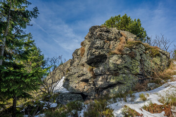 Felsenlandschaft im Winter mit Schnee und blauem Himmel in den Bergen