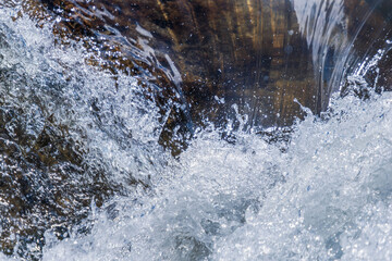 秋の川　清流の流れのアップ111