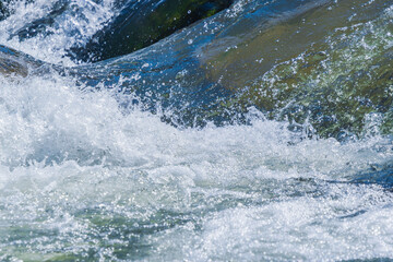 秋の川　清流の流れのアップ114
