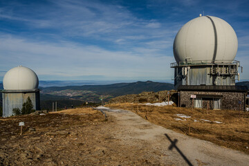 Radaranlagen auf einem Berg mit Blick auf die Landschaft und den Himmel im Hintergrund