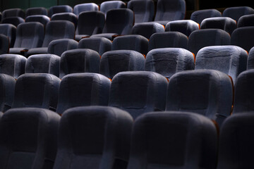 Obraz premium Karachi, Pakistan - April 10, 2025: A captivating view of multiple rows of empty seats under dim lighting, Ideal for concepts related to education, presentations, cinema, events, or public gatherings.