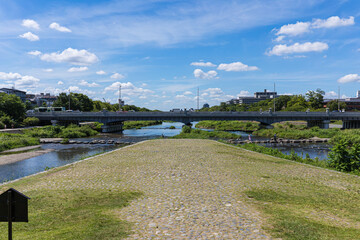 日本の京都にある、さまざまなアニメの聖地となっている、鴨川デルタの風景