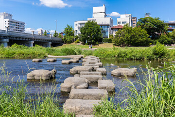 日本の京都にある、さまざまなアニメの聖地となっている、鴨川デルタの風景