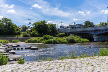 日本の京都にある、さまざまなアニメの聖地となっている、鴨川デルタの風景