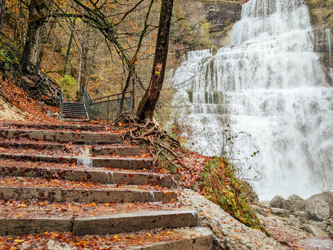 Chute d'eau du H&eacute;risson dans le Jura. Cascade de l'&Eacute;ventail. For&ecirc;t en automne. Torrent d'eau fra&icirc;che. Randonn&eacute;e dans les bois.
