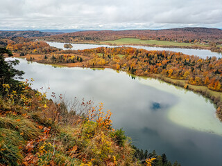 la chaux du dombief belvédère des quatre lacs en automne. Paysage des lacs jurassiens. Vue panoramique sur des lacs et des collines du Jura
