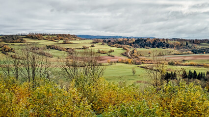 Panorama sur la campagne du Jura depuis la colline de Nozeroy. Champs et forêts de la...