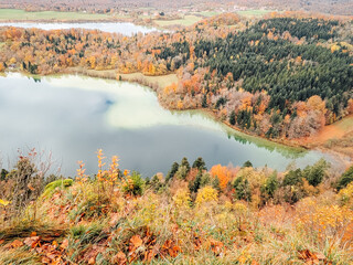 la chaux du dombief belv&eacute;d&egrave;re des quatre lacs en automne. Paysage des lacs jurassiens. Vue panoramique sur des lacs et des collines du Jura