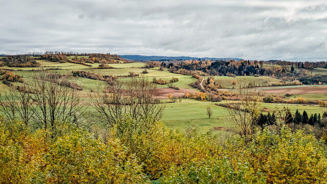 Panorama sur la campagne du Jura depuis la colline de Nozeroy. Champs et for&ecirc;ts de la Franche-Comt&eacute;. Automne jurassien. 