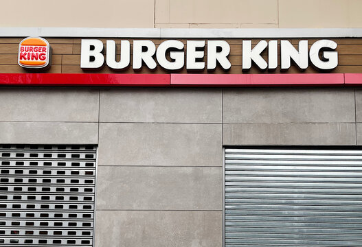 Cartel, letrero y r&oacute;tulo Burger King en fachada de hamburguesas preparadas a la parrilla y cadena EEUU de restaurantes de comida r&aacute;pida