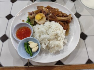 Pork leg rice served with fresh chili, fresh garlic and red dipping sauce