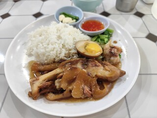 Pork leg rice served with fresh chili, fresh garlic and red dipping sauce