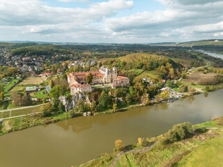 Obraz premium Aerial shot of old castle and homes