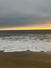 Obraz premium sunset over the waves at Half Moon Bay