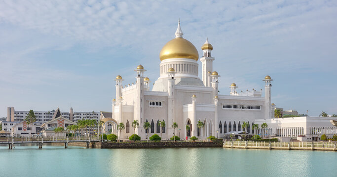 Omar Ali Saifuddien Mosque at sunset, Bandar Seri Begawan, Brunei.
