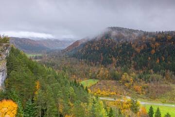 Obraz premium La saison d'automne arrive dans le département du Jura