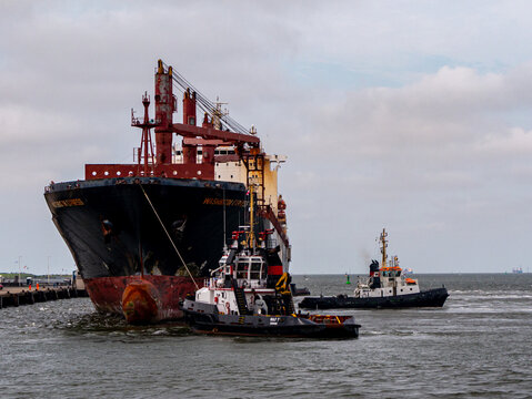 CUXHAVEN, DEUTSCHLAND &ndash; 09.07.2021: Die Schlepper WULF 5 und WULF 7 bugsieren den Frachter WASHINGTON EXPRESS auf der ELBE bei Cuxhaven