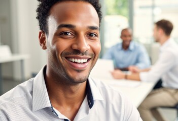 Obraz premium Smiling man in a professional setting, showcasing confidence and approachability