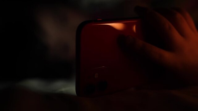[8K to 4K] ベッドの中の光る画面　眠れぬ子供の夜の習慣