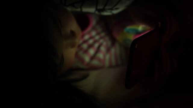 [8K to 4K] 寝る前のスマホがもたらす眠気の敵　光に包まれた子供