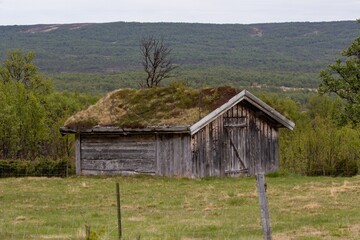 Obraz premium Small barn in meadows in Bruksvallarna, Harjedalen, Sweden.