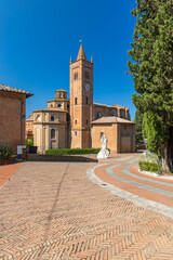 Obraz premium Abbazia Monte Oliveto Maggiore bell tower observing Asciano, Tuscany