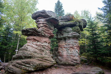 porte rocheuse naturelle dans les montagnes des vosges
