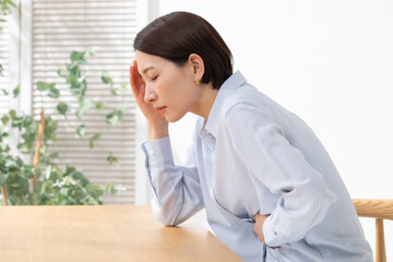 体調が悪いミドル女性
