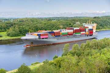 Containerschiff auf dem Nord-Ostsee-Kanal