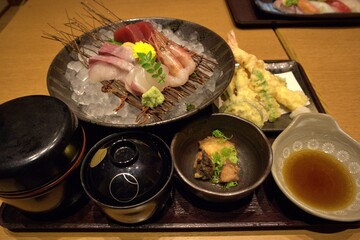 刺身と天ぷらと小鉢が付いた豪華な和定食