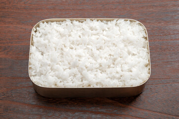 アルマイトの弁当箱に詰めた白飯