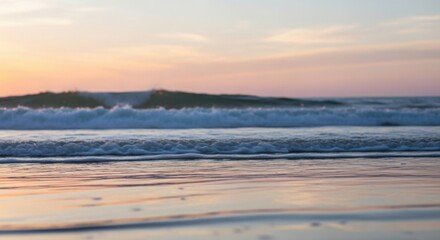 Obraz premium Ocean Waves at Sunset with Soft Pastel Sky beach