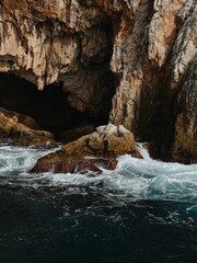 Naklejka premium A natural landscape featuring a mountain river and stream flowing over stone rocks and cascades, forming a picturesque waterfall in the forest