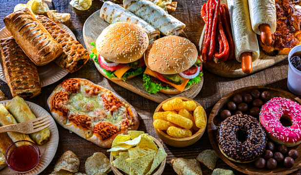 Foods enhancing the risk of cancer. Junk food