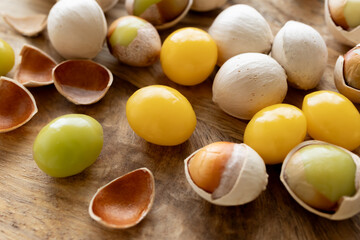 ぎんなん　銀杏の実　木目背景