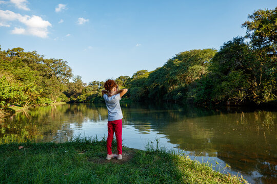 Child looking at a lake in Ibirapuera Park in S&atilde;o Paulo.