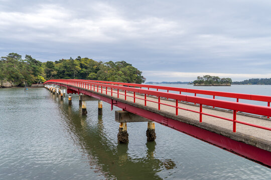 日本の宮城県の、日本三景の松島にある真っ赤な福浦橋の風景