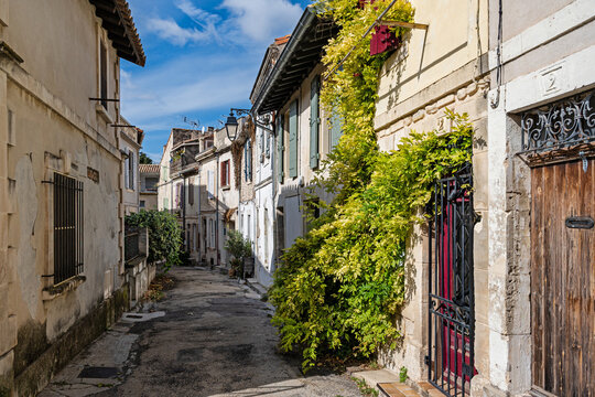 Fototapeta Picturesque alleyway in the historic old town of Arles, Provence, France