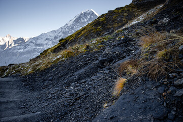 Kontraste am Bergpfad: Schutt und Herbstliches Gras im Steilhang